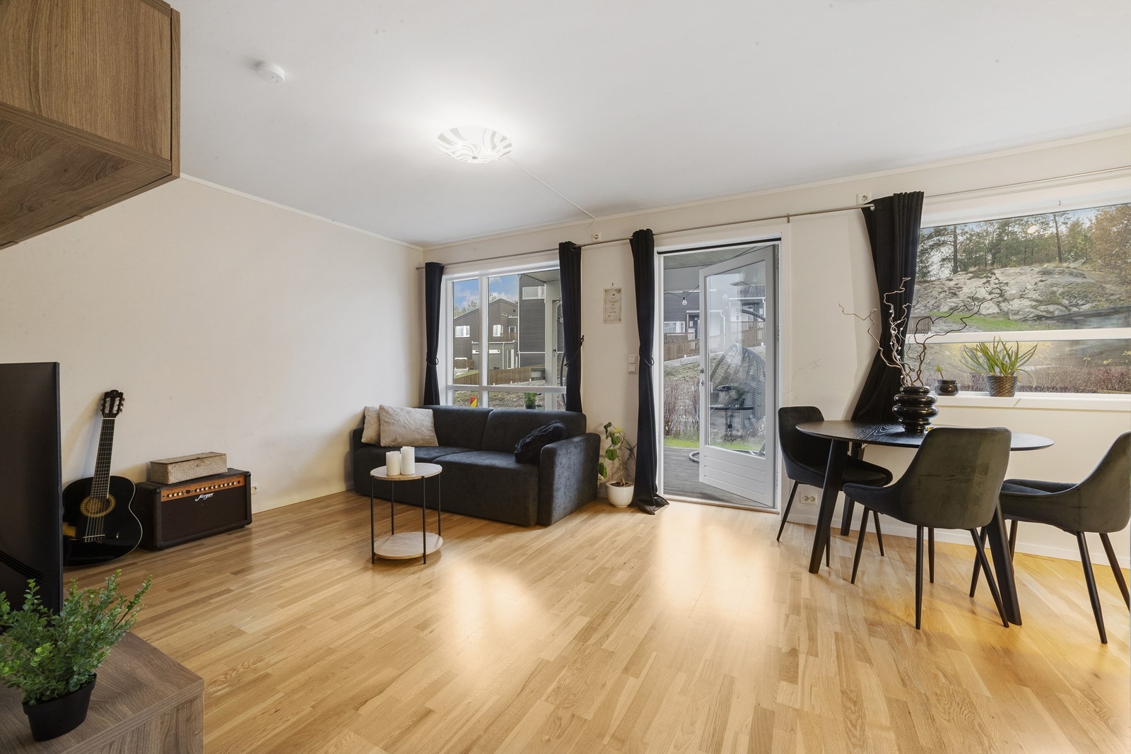 Store vinduer slipper inn rikelig med lys Galleribilde