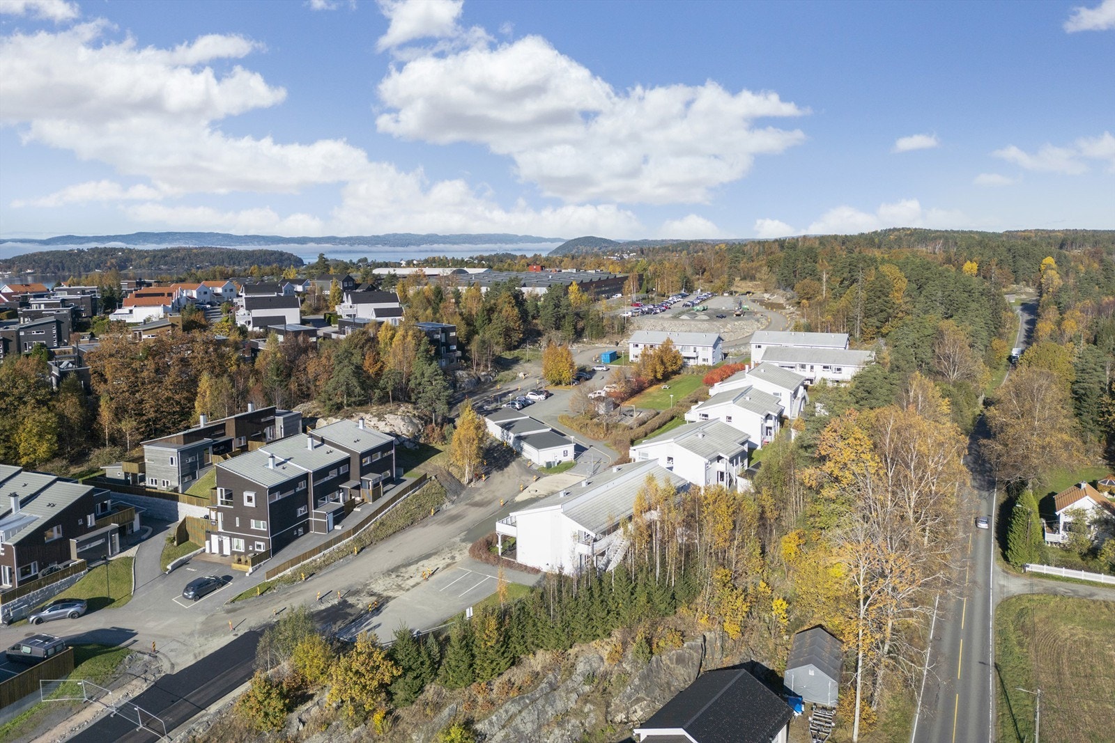 Son sentrum, med sine caféer, restauranter, butikker, spahotell, gamle skipperhus og trange gater, ligger en kort kjøretur unna Galleribilde