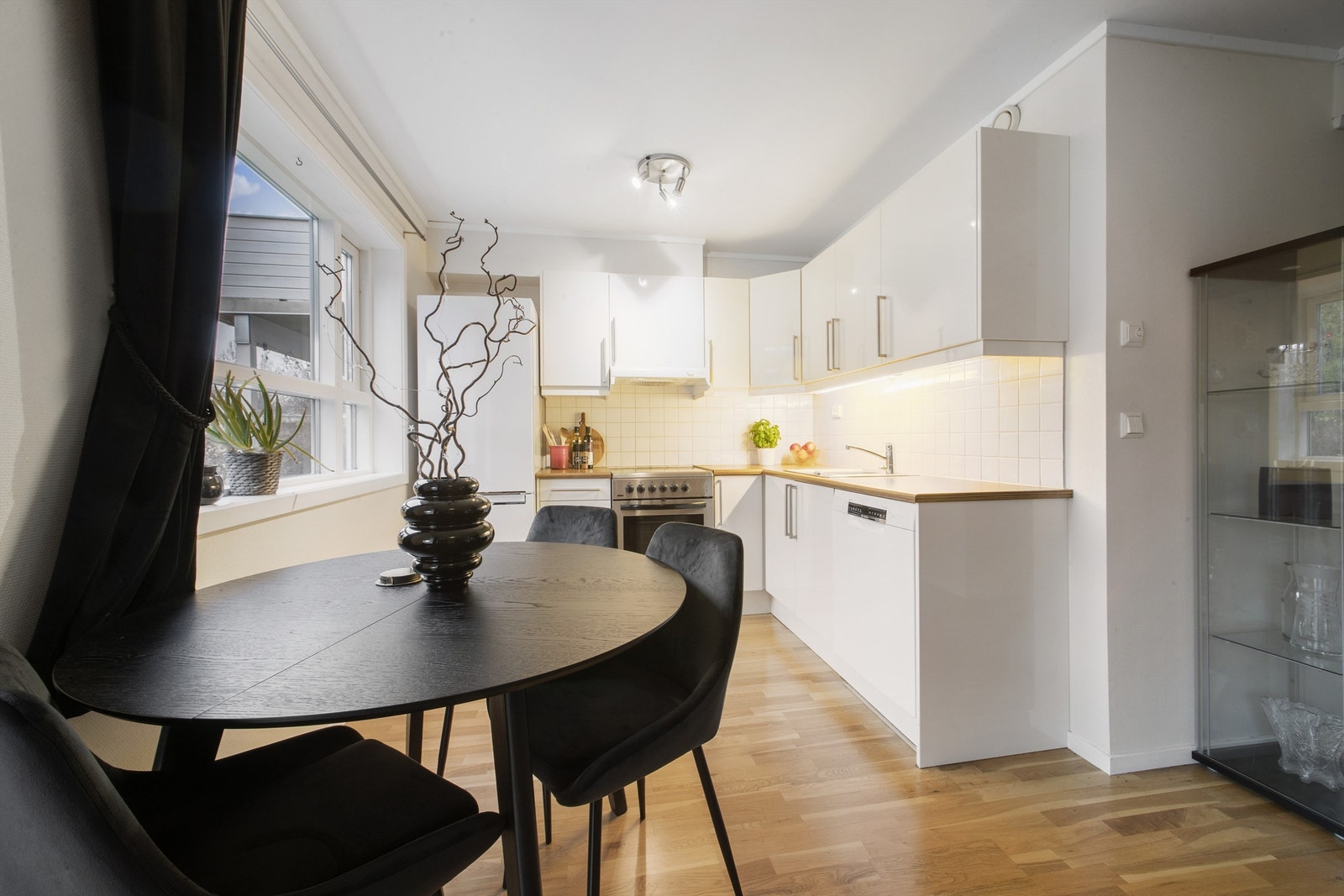 Kjøkkenet har en funksjonell løsning, med slette fronter og laminert benkeplate Galleribilde