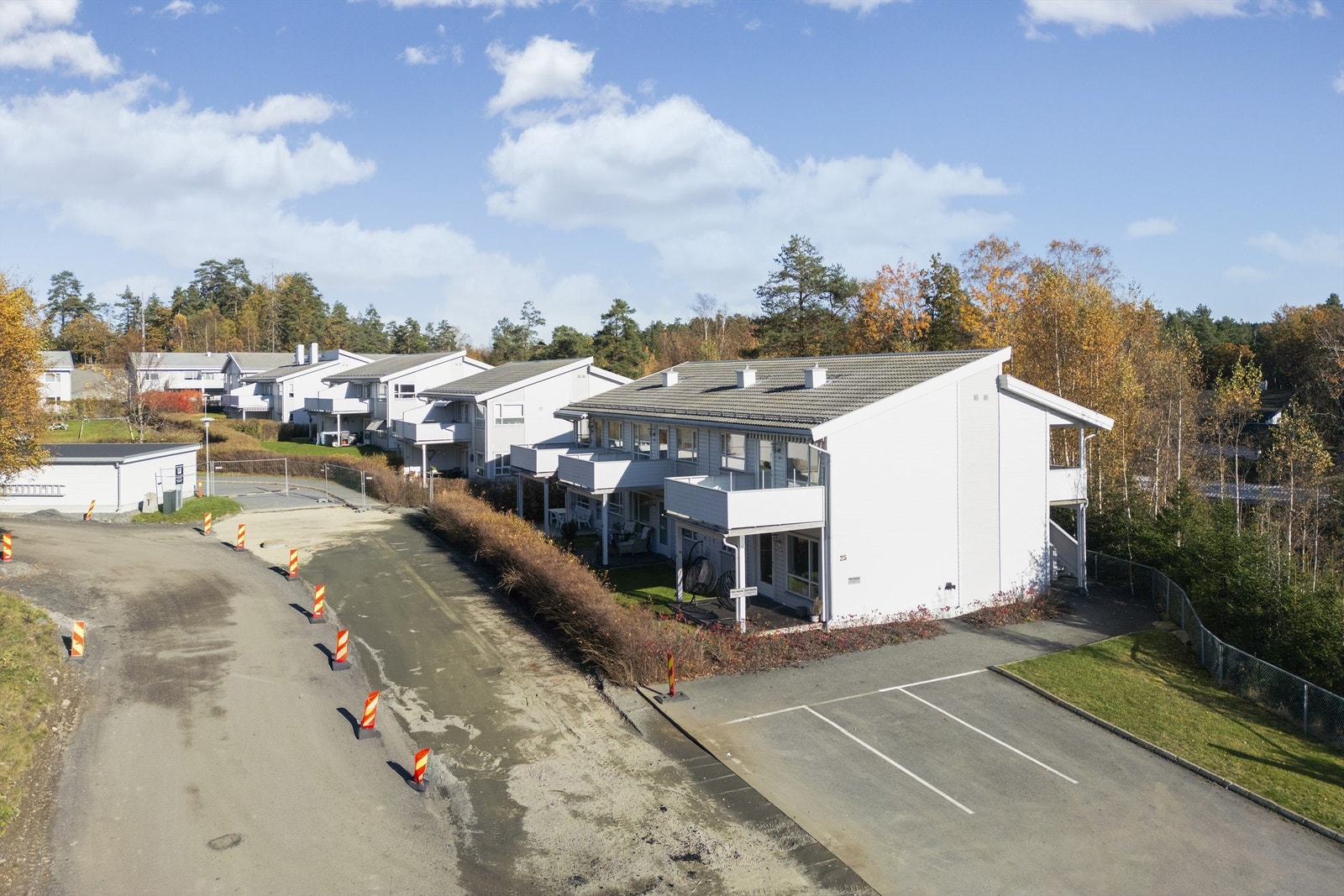 Leiligheten disponerer en biloppstillingsplass merket med 25A Galleribilde
