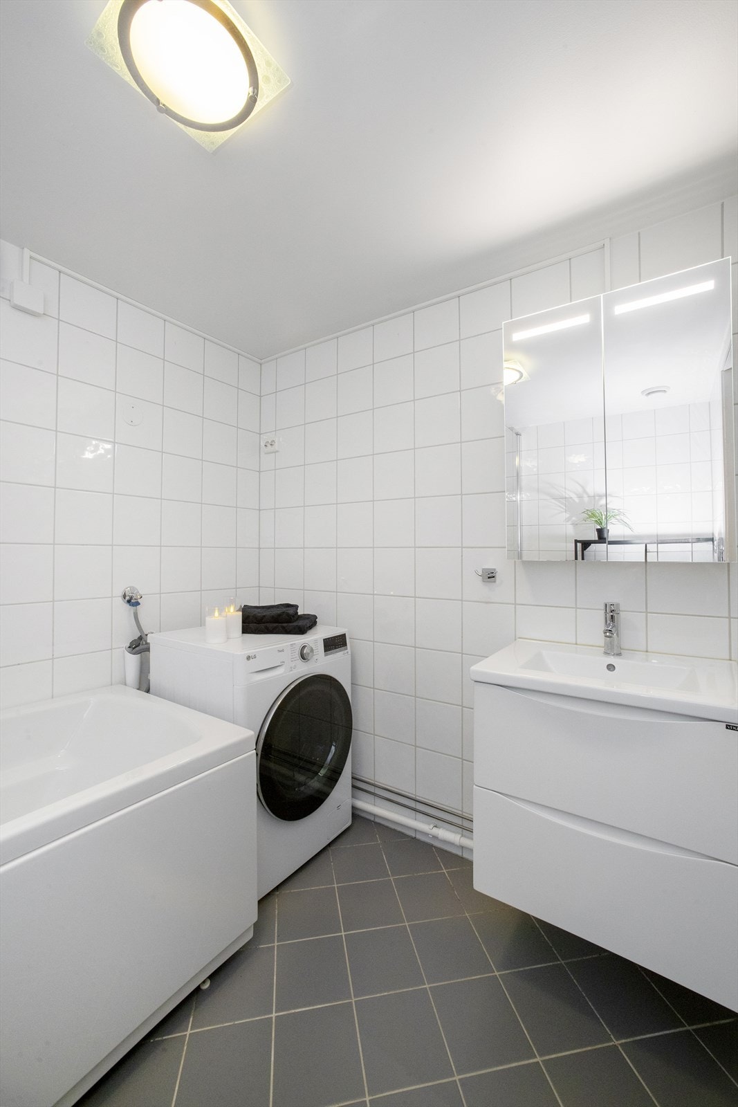 I 2020 ble det satt inn badekar, montert ny servant, samt montert nytt speilskap med stikkontakt Galleribilde