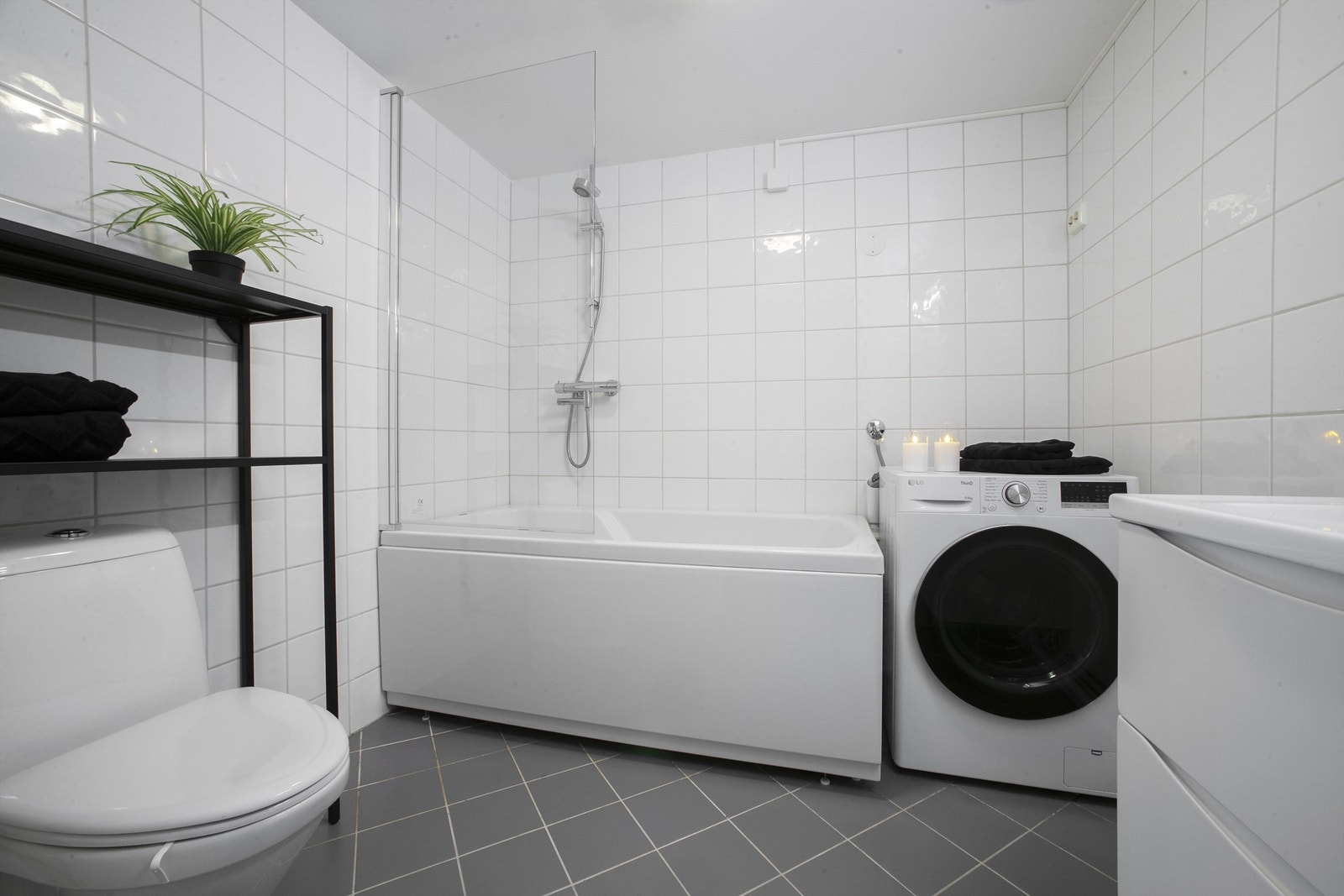 Flislagt bad fra byggeår med gulvvarme og himling med malt, glatt overflate Galleribilde