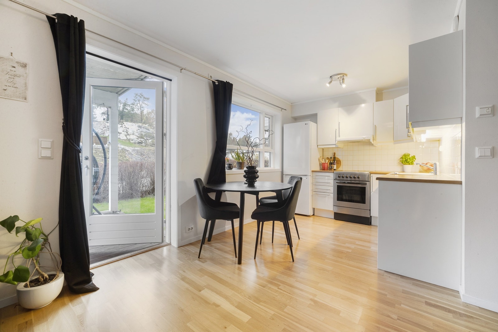 Fra stue/kjøkken er det utgang til markterrase Galleribilde