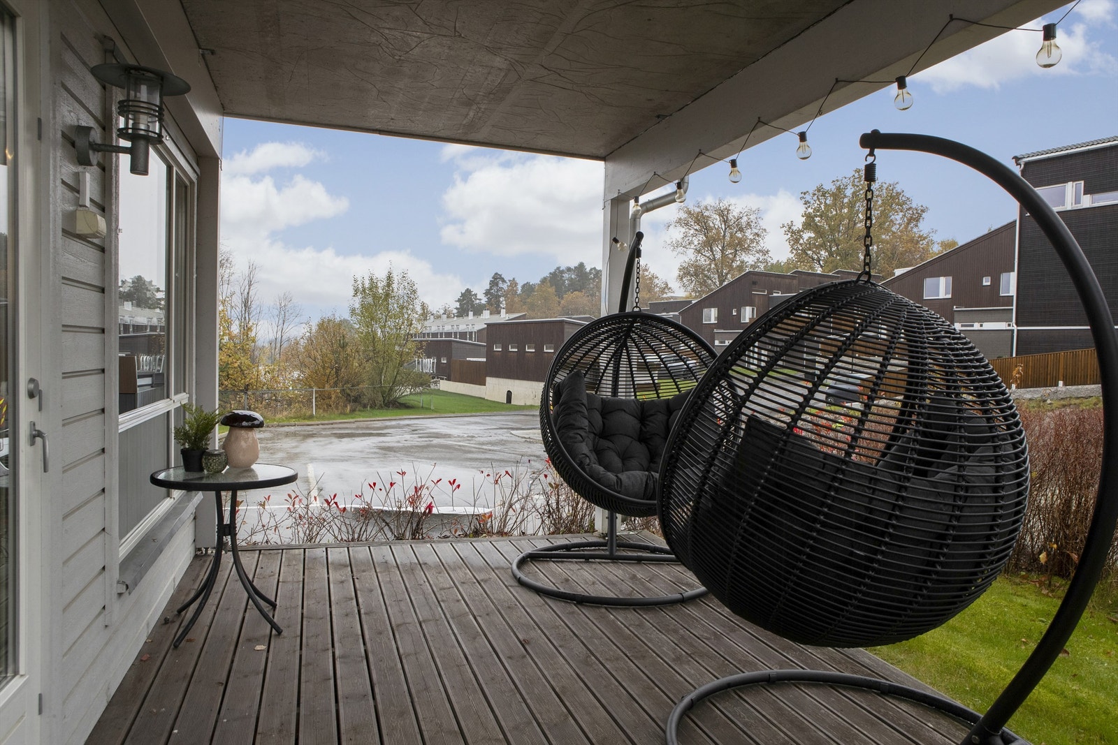 Videre er det adkomst til en hyggelig gressplen omkranset av hekk Galleribilde