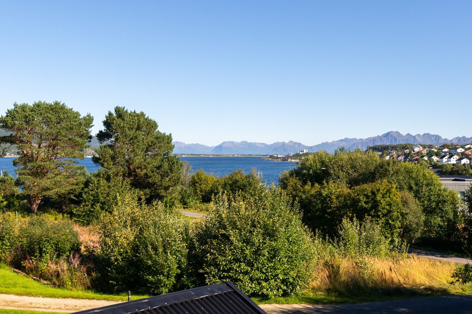 Fin utsikt fra verandaen mot sjø, fjell og nærliggende omgivelser. Galleribilde