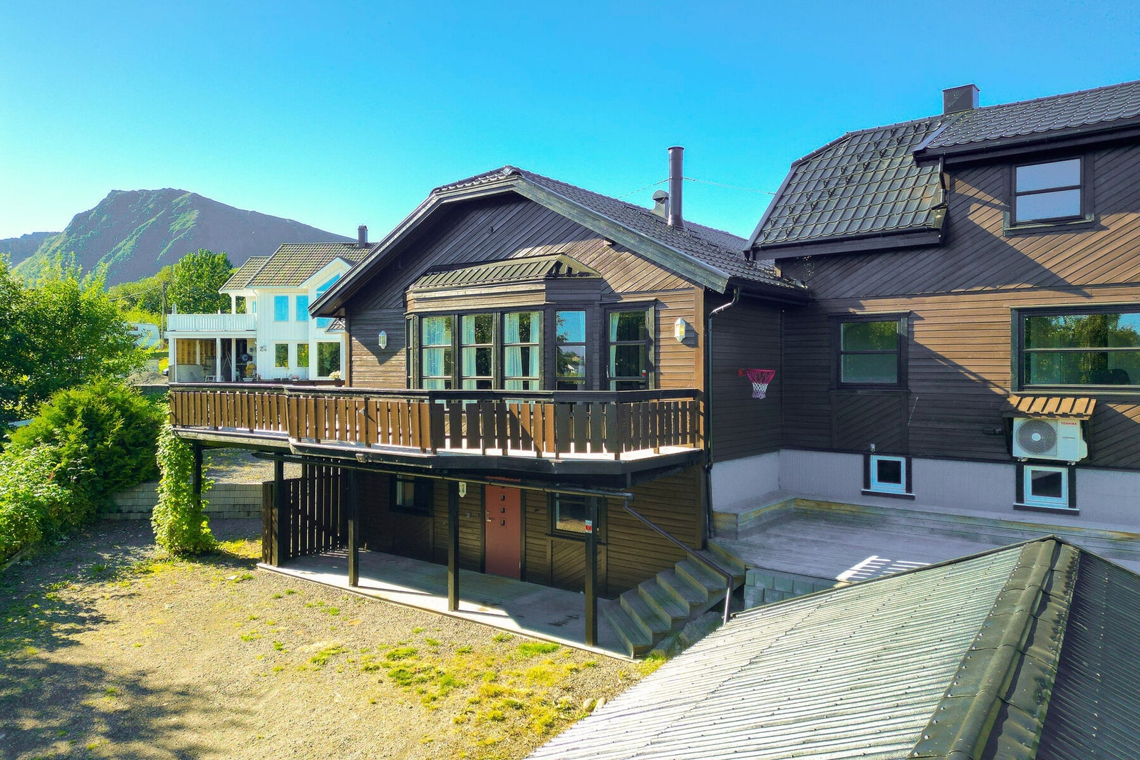 Dette er en romslig og innholdsrik enebolig over tre plan. Boligens hoveddel er opprinnelig fra rundt 1911, og tilbygd med ny del i 1989. Galleribilde