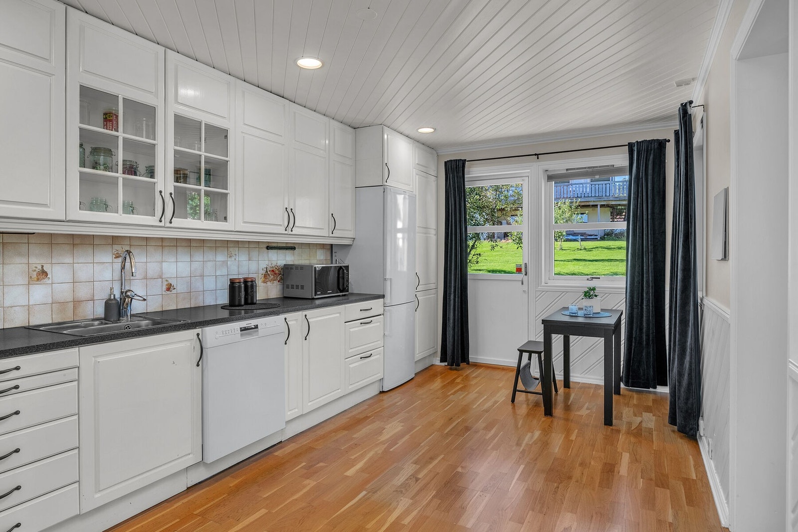 Kjøkkenet er utstyrt med opplegg for frittstående hvitevarer. Galleribilde