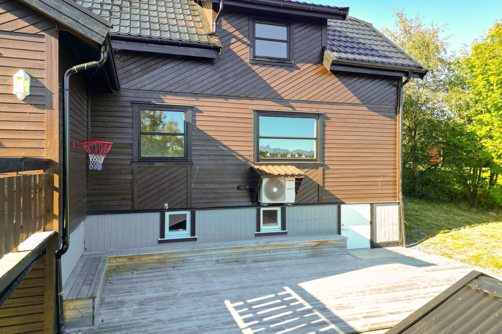 Stor platting ved fasaden mot sørøst. Galleribilde