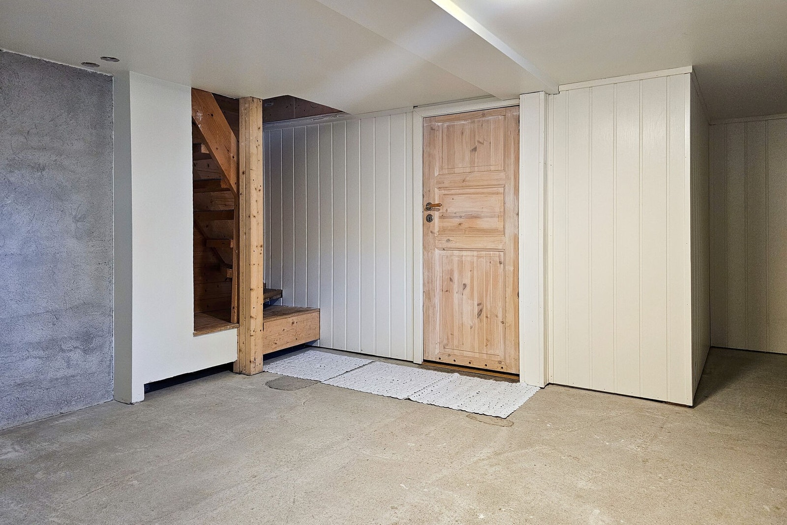 Del av underetasjen med lav takhøyde, ca. 1.60m. Inn døren er det et bad. Galleribilde