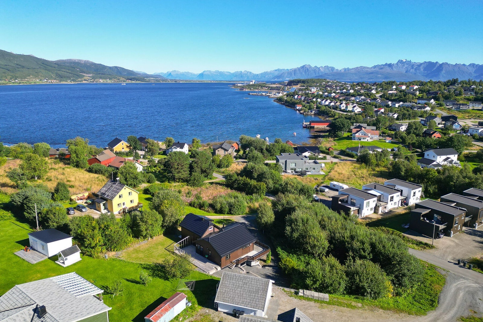 Her er det nærhet til det meste av hverdagsfasiliteter. Fortau og gangvei langs offentlig vei inn til sentrum som er ca. 1,5 km unna. Galleribilde
