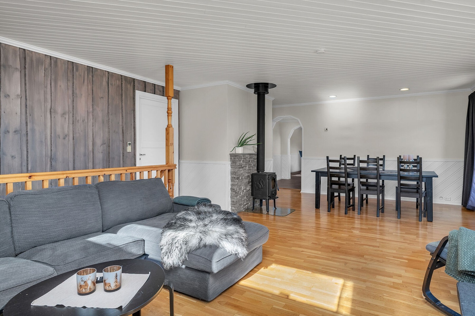 Opp trappen til hovedetasjen, finner du stuen. Galleribilde