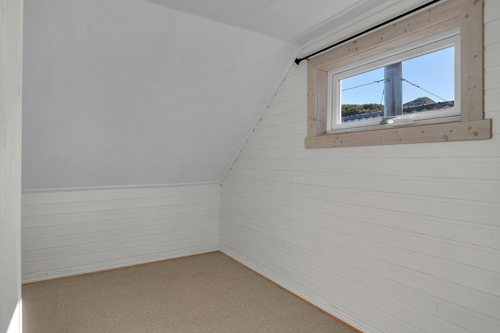 Disponibelt rom som brukes som soverom. Vinduer i to rom i 2. etasje tilfredsstiller ikke dagens forskriftskrav til rømning Galleribilde