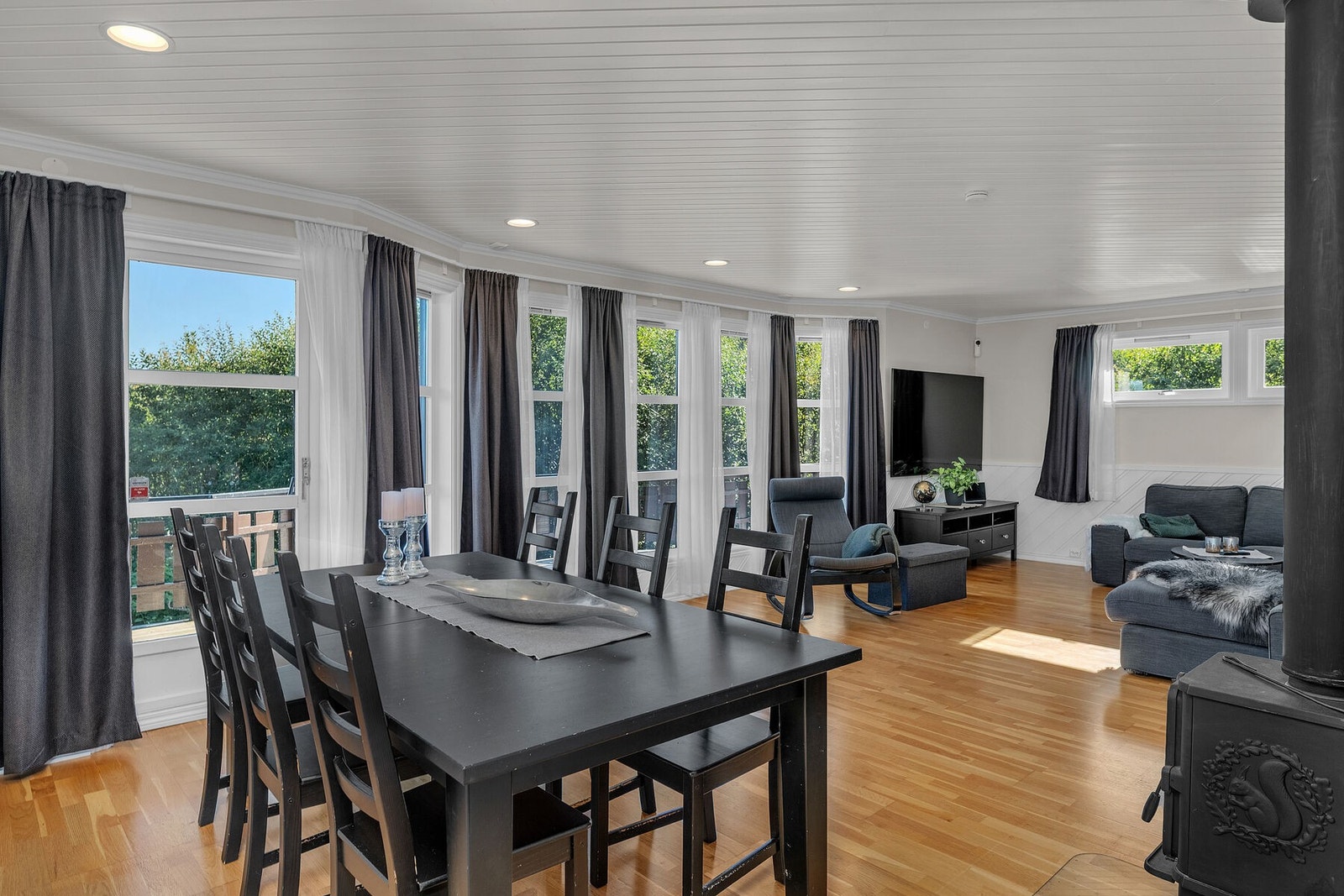 Dette er en bolig for deg som ønsker god plass til hele familien, med hele fem soverom (tre godkjente), to stuer, tre bad og flere disponible rom. Galleribilde