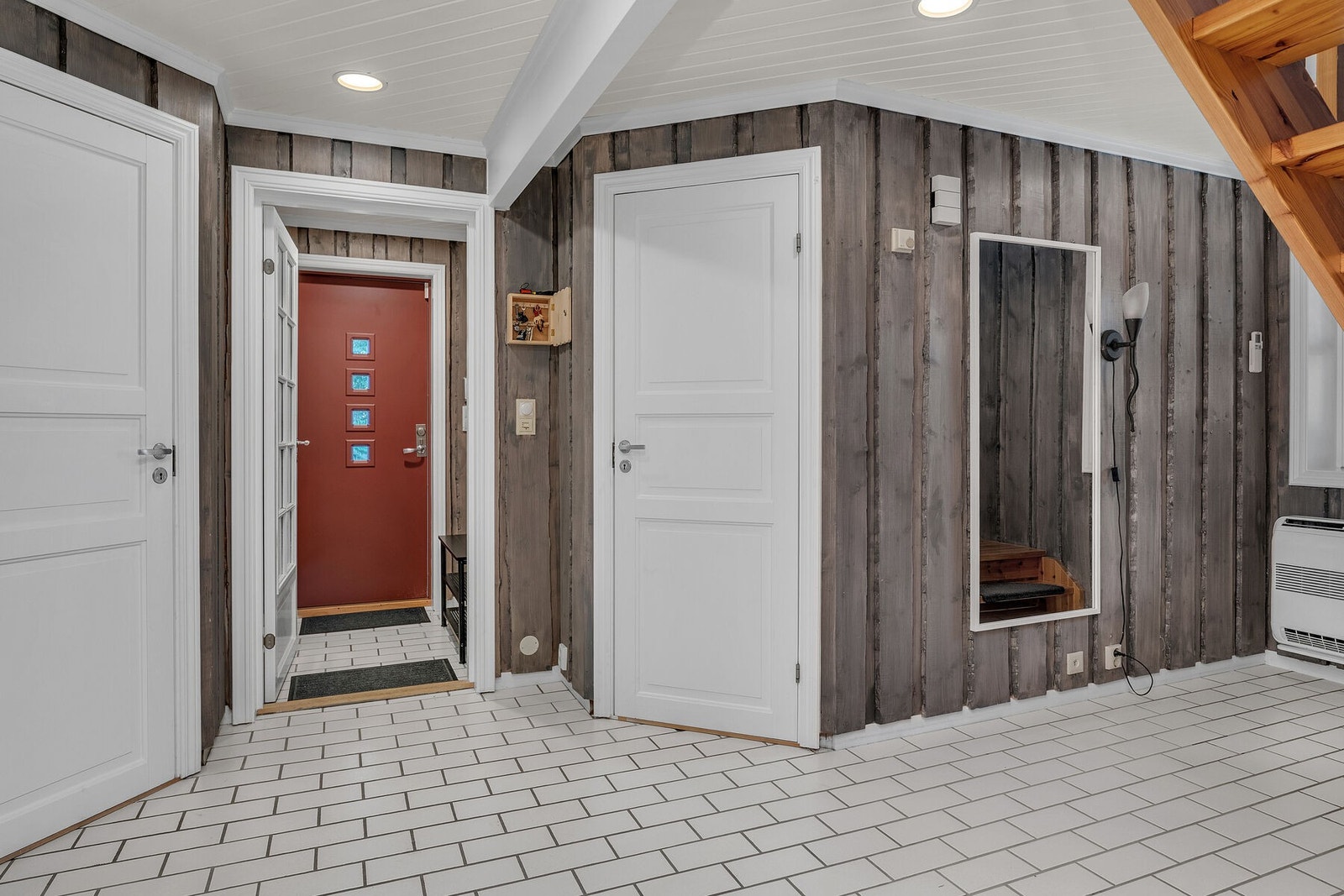 Vindfang og hall med fliser på gulv. Galleribilde