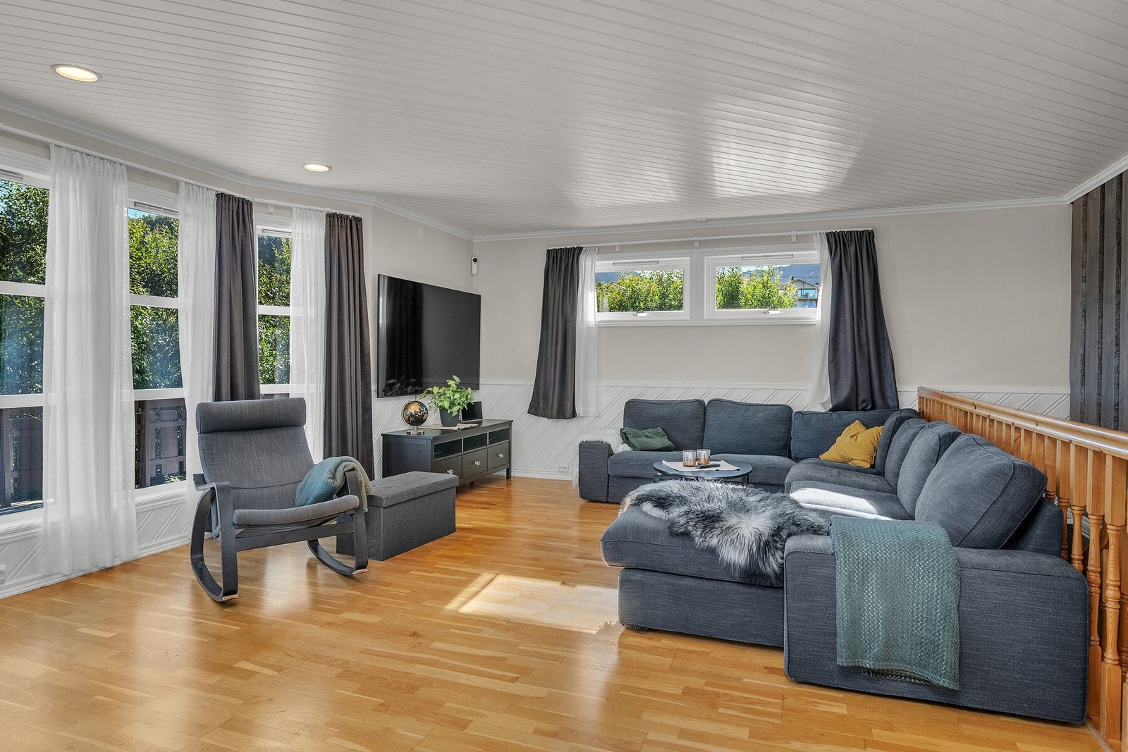 Jevn og behagelig innetemperatur sikres ved både vedfyring, varmepumper og elektrisk oppvarming. Galleribilde