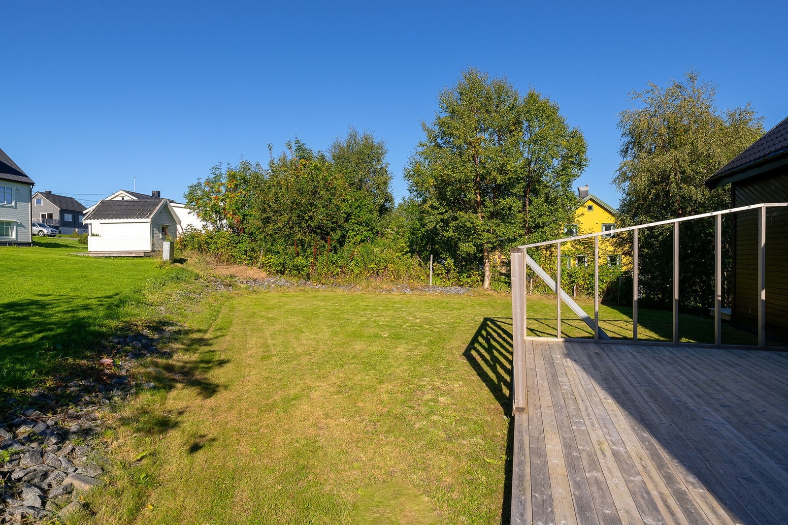 Plattingen ligger fint til på plenen - et perfekt område for både lek og avslapning. Galleribilde