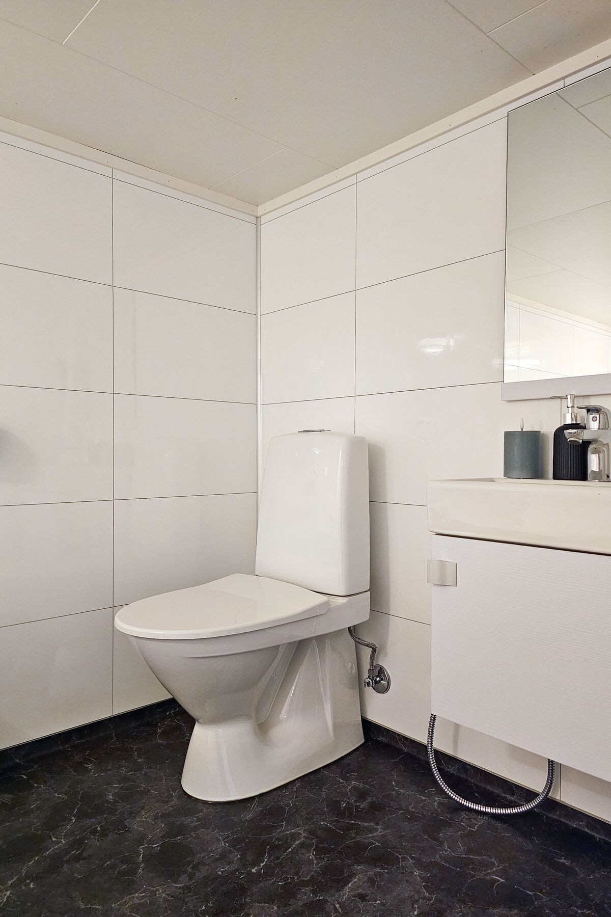 Baderom nr. 2 befinner seg også i underetasjen og er fra 2020 iht. selgers opplysninger. Galleribilde