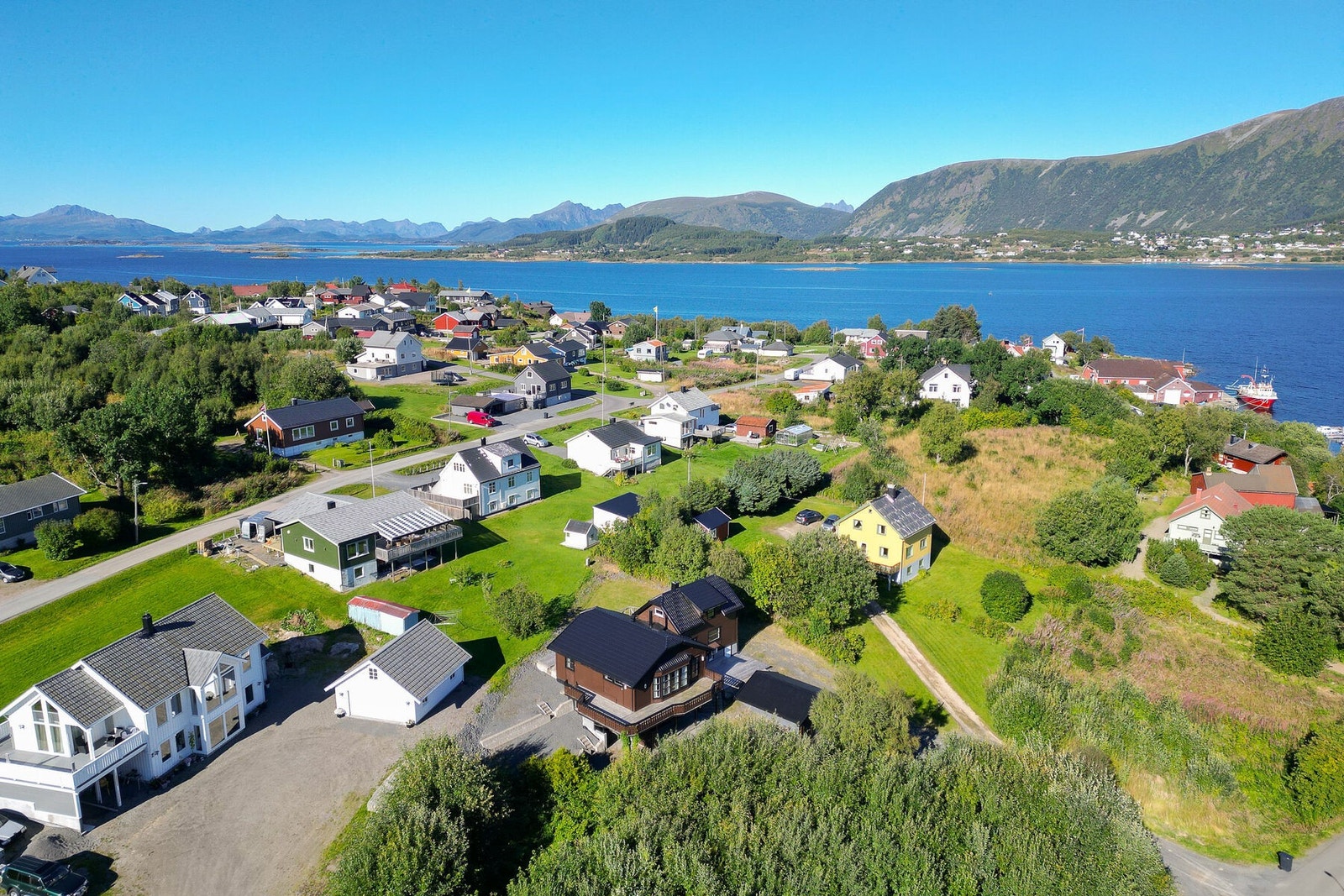 Eiendommen har beliggenhet i Tømmervika, et rolig og barnevennlig boligområde like utenfor Stokmarknes sentrum. Galleribilde