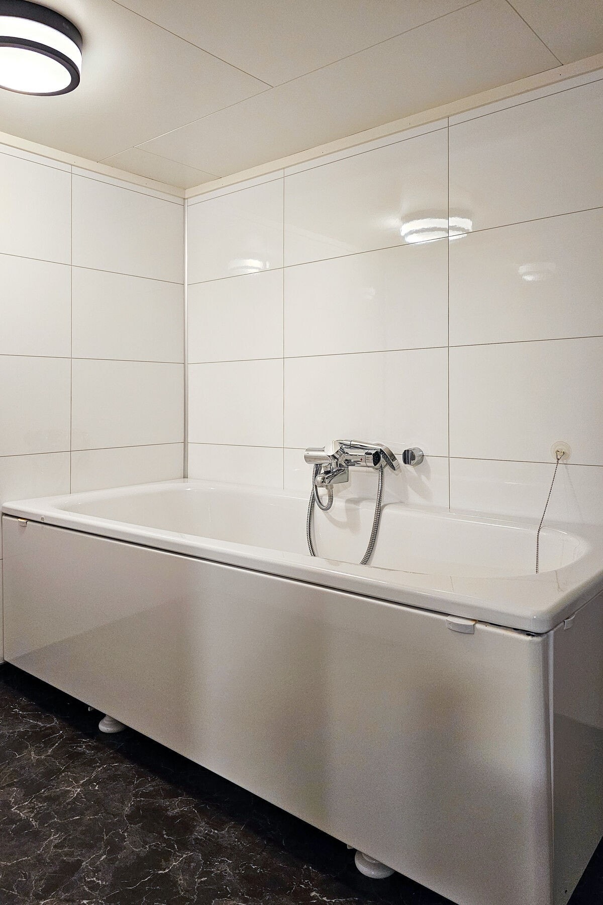 Badet er utstyrt med innredning med servant, toalett og badekar. Galleribilde