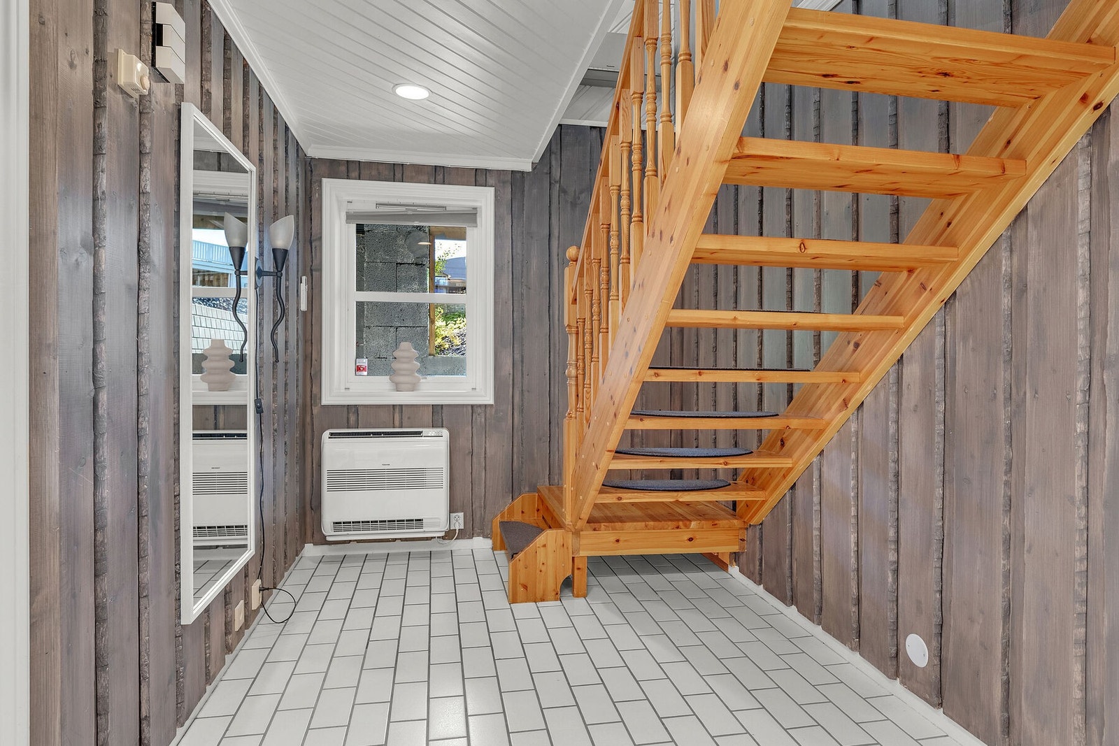 Hall med trapp til hovedetasjen. Galleribilde