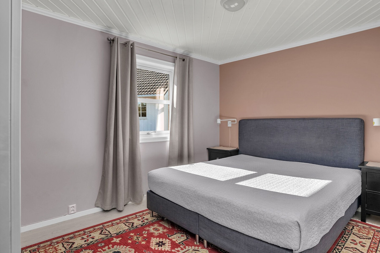 Soverom 4 ligger i hovedetasjen og er romslig i størrelsen. Galleribilde