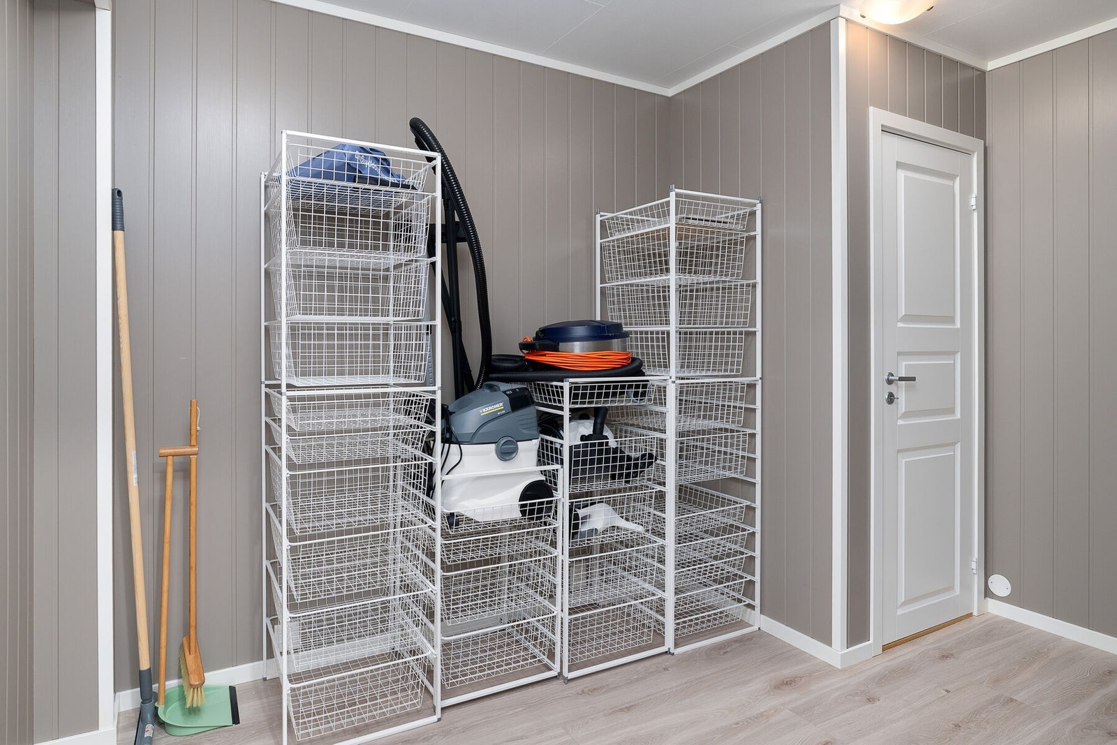 Bod med god plass til funksjonelle oppbevaringsløsninger. Inn døren til høyre står varmtvannsberederen. Galleribilde