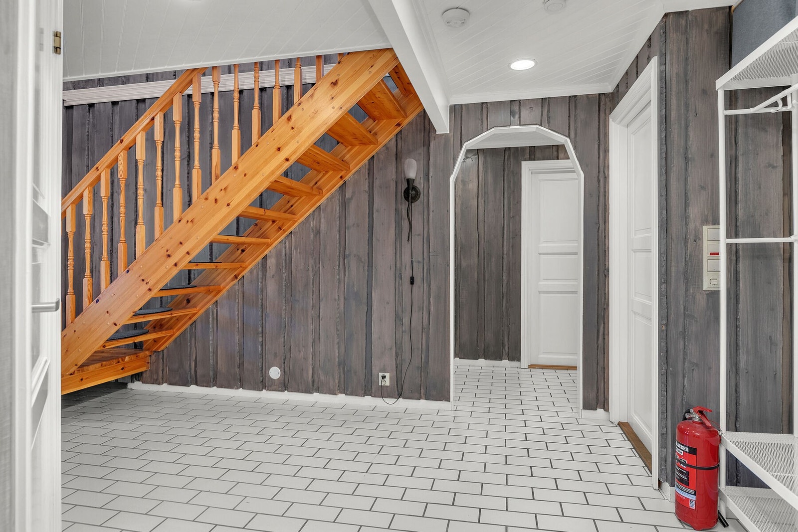 Fra hallen er det adkomst til tre gode soverom (ett soverom er ikke godkjent), bad, bod og badstue. Galleribilde