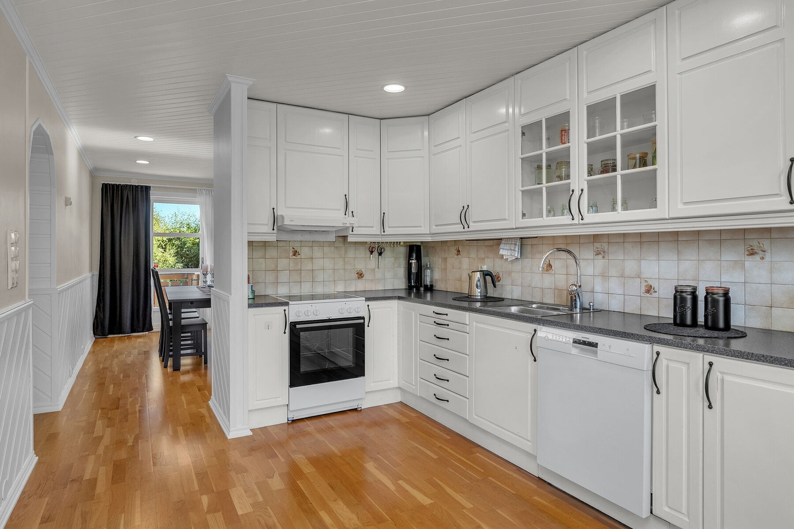 Kjøkkenet er sannsynligvis fra 1989 og har profilerte fronter som er malt i ettertid, bl.a. inneholdende benkeplate med stålvask, overskap og underskap. Galleribilde