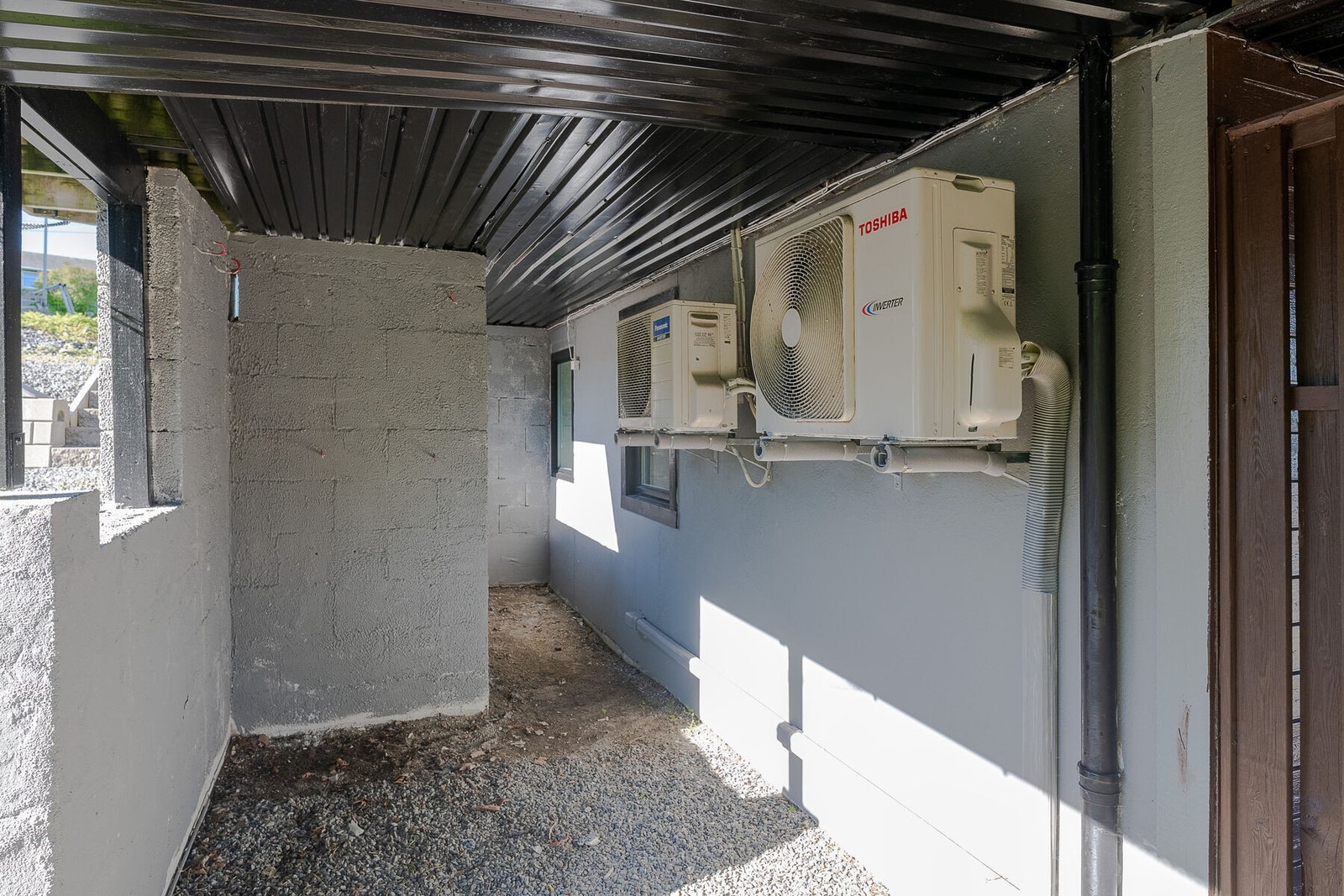 Under veranda, ved siden av inngangsparti. Galleribilde