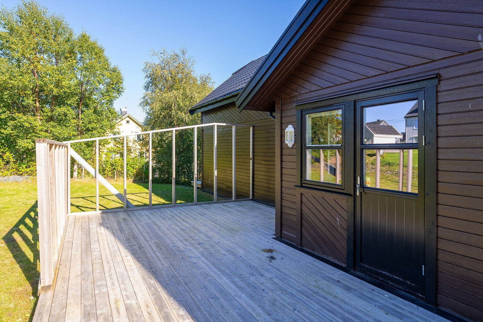 Vestvendt platting med utgang fra kjøkken og fra vaskerom. Galleribilde