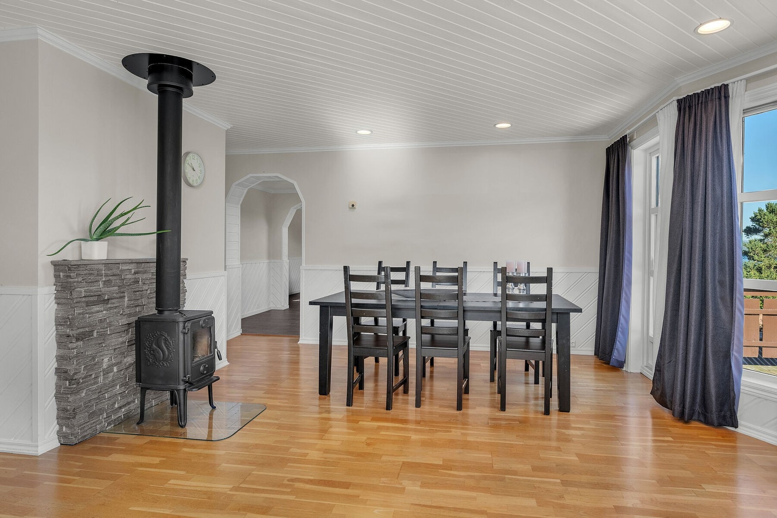 Ved inngangen til kjøkkenet er det plass til en spisegruppe. Galleribilde