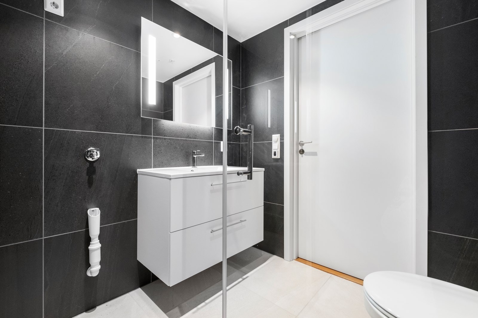 Moderne og pent baderom Galleribilde