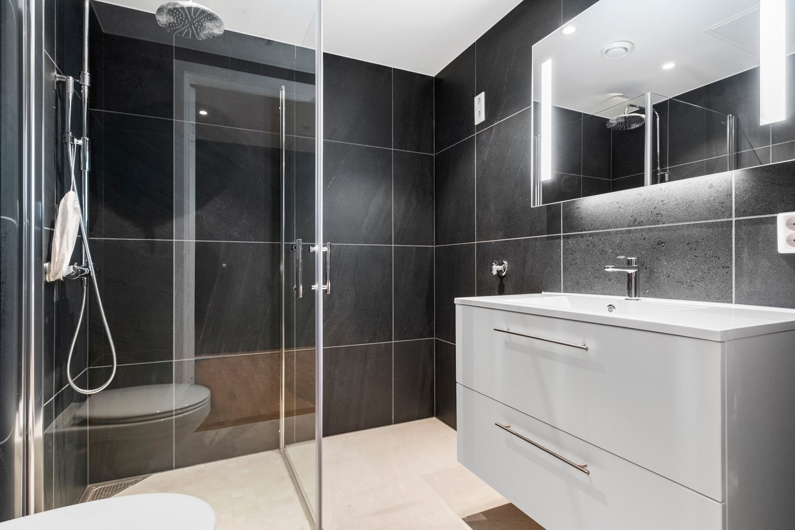 Bad med opplegg for vask/tørk og store fliser både på vegg og gulv (60x60) Galleribilde