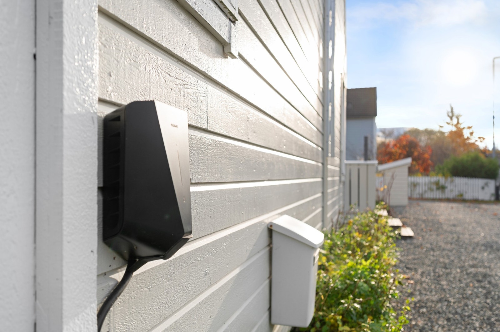 Stor gårdsplass med god plass til flere bilder. Det er også montert elbillader. Galleribilde