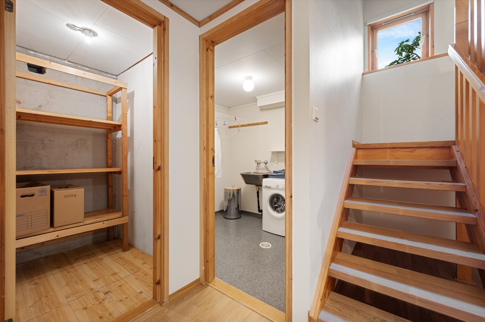 Nede er det et vaskerom, teknisk rom samt 4 boder. Galleribilde