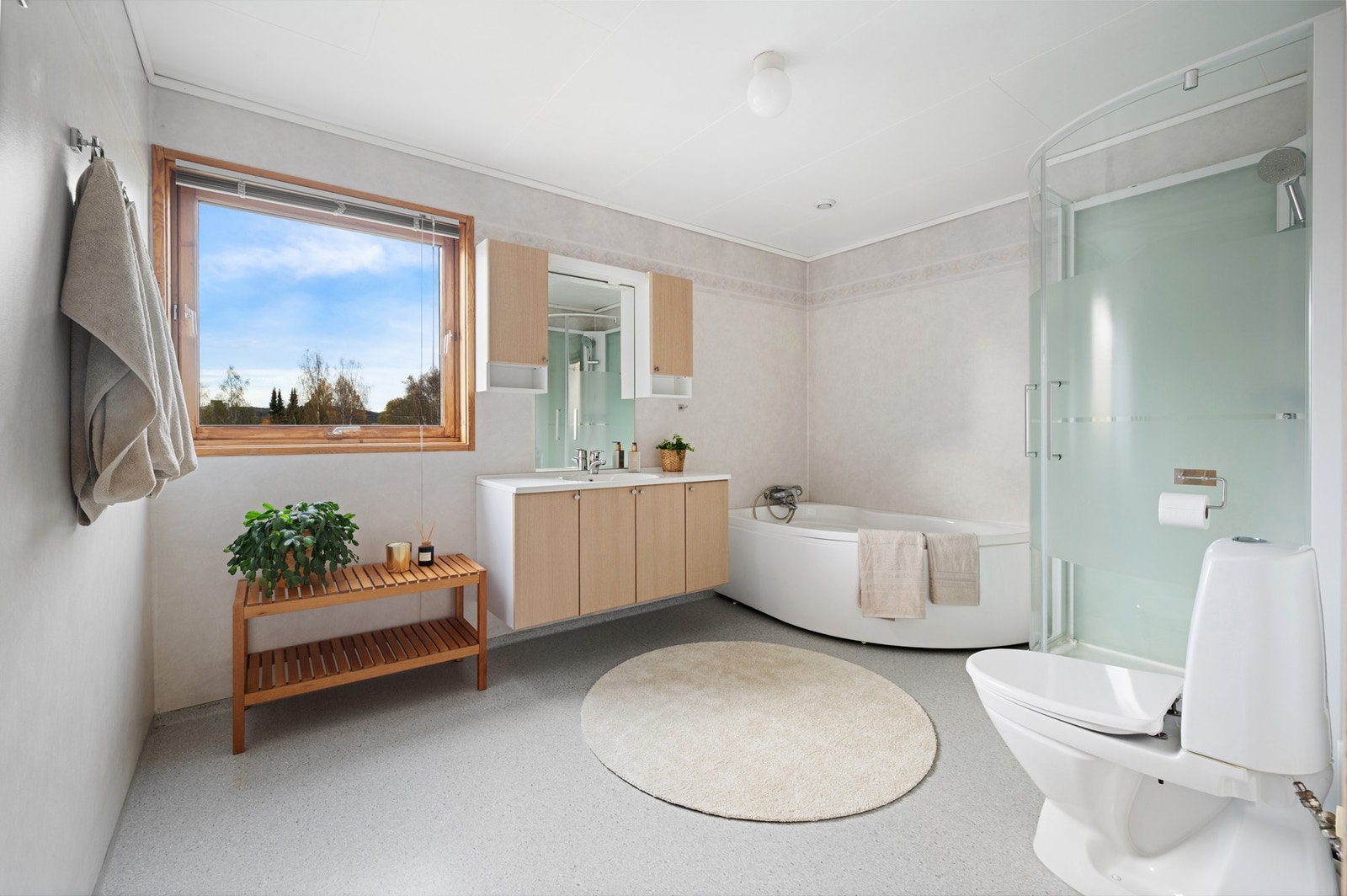 Svært romslig og lyst bad oppe i 2.etasje. Badet er på 9,7 kvm. Galleribilde