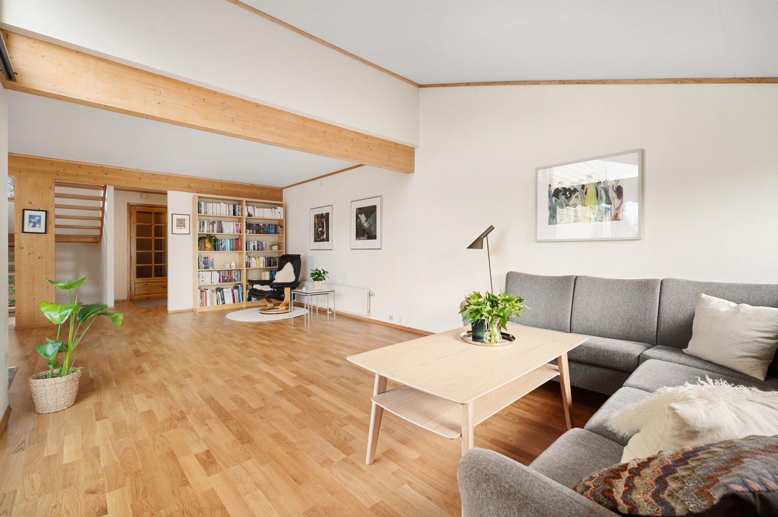 Generøs takhøyde på stue. Galleribilde