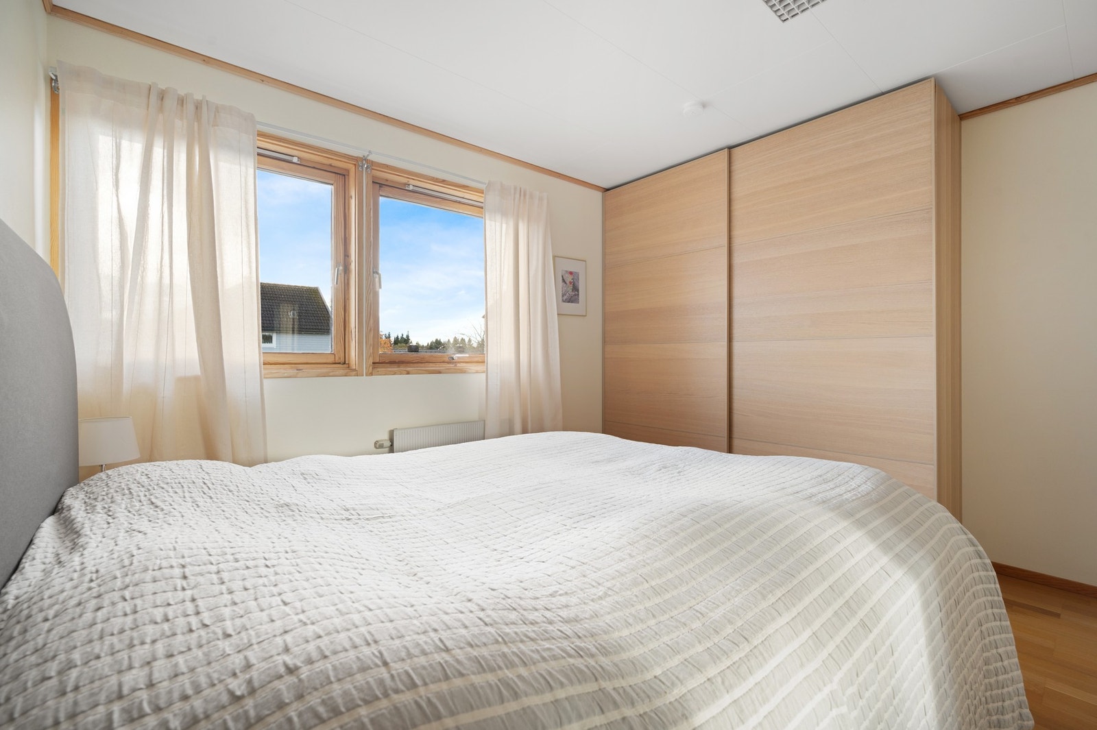 God plass til dobbeltseng og garderobeskap. Galleribilde