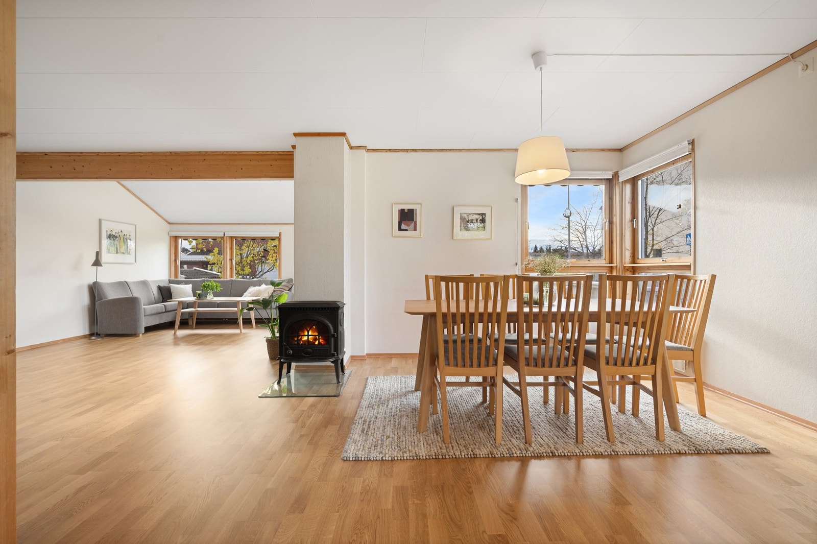 Boligens varmekilder er vedovn, fjernvarme og elektrisk oppvarming. Galleribilde