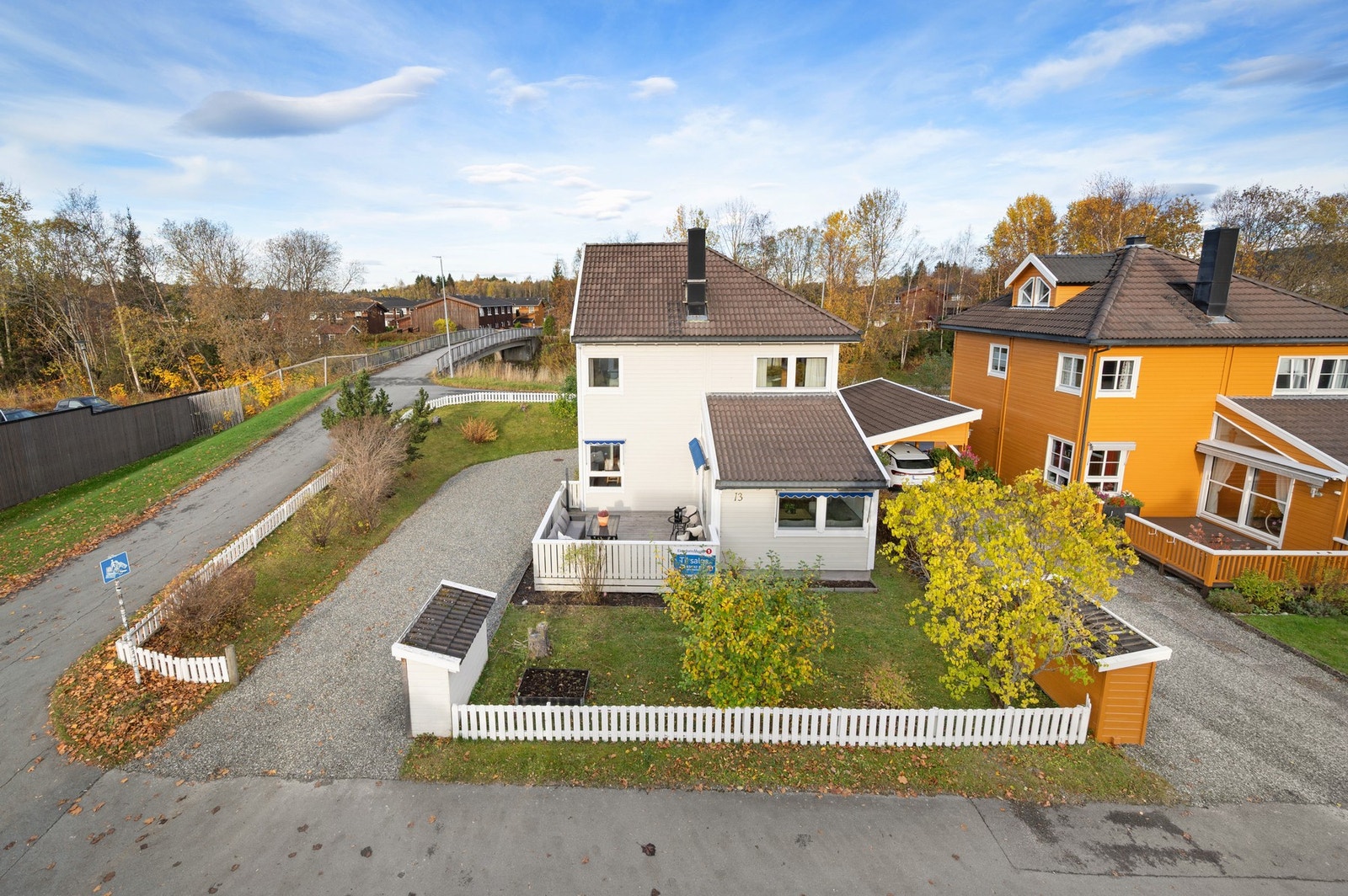 Boligen ligger innerst inn i feltet i en lite trafikkert blindvei. Galleribilde