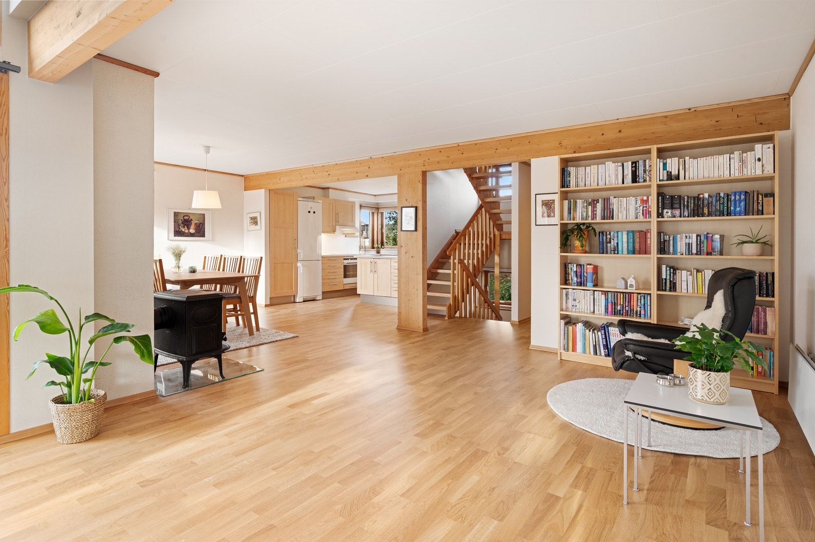 Stue/kjøkken løsning på hele 62 kvm med god plass til flere soner. Galleribilde