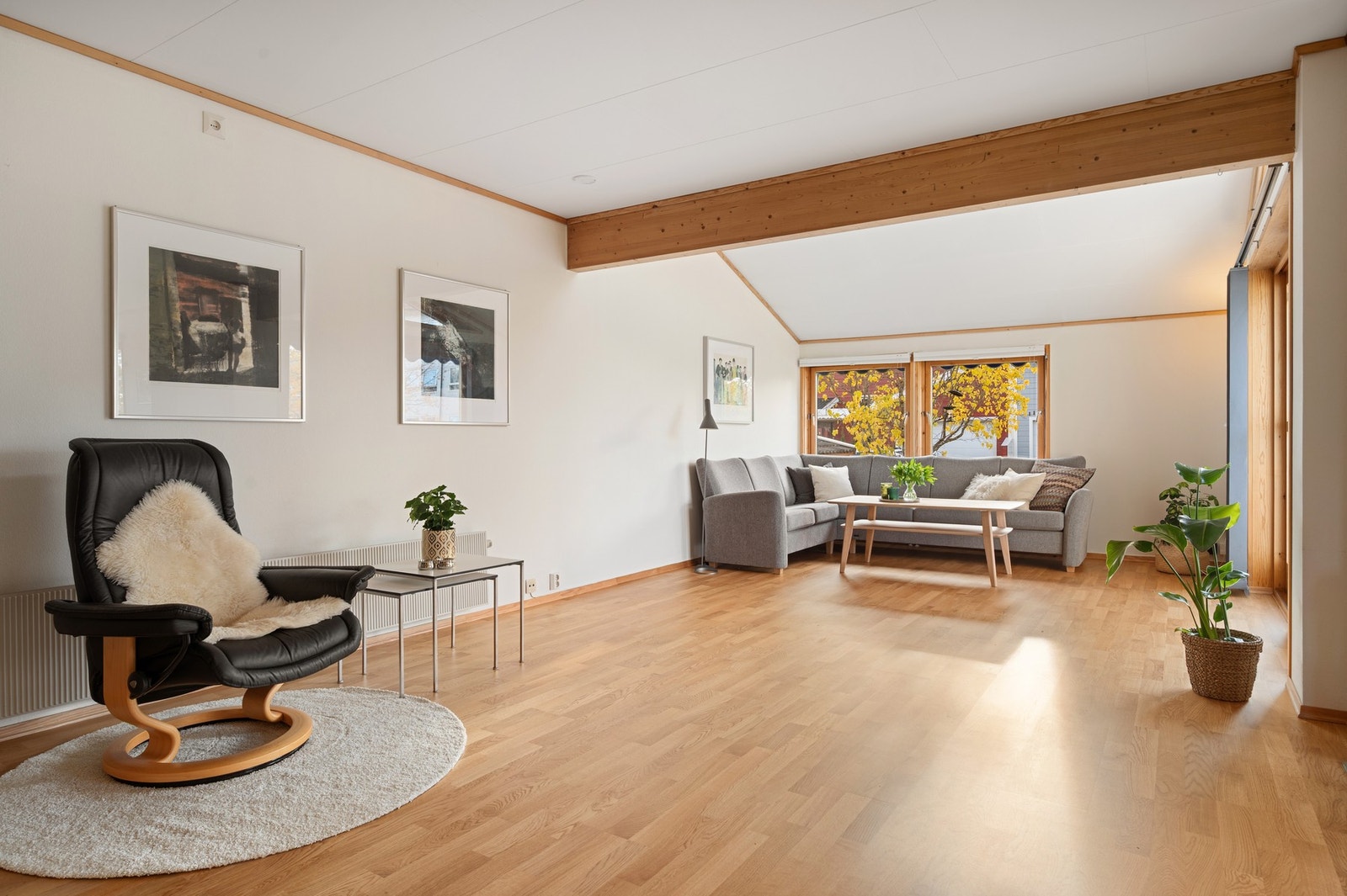 Det ble lagt ny parkett i hele 1.etasje i 2025. Galleribilde