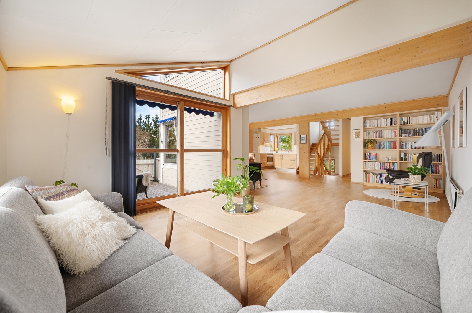 Lys og flott stue med store vindusflater som gir godt med naturlig lysinnslipp. Galleribilde