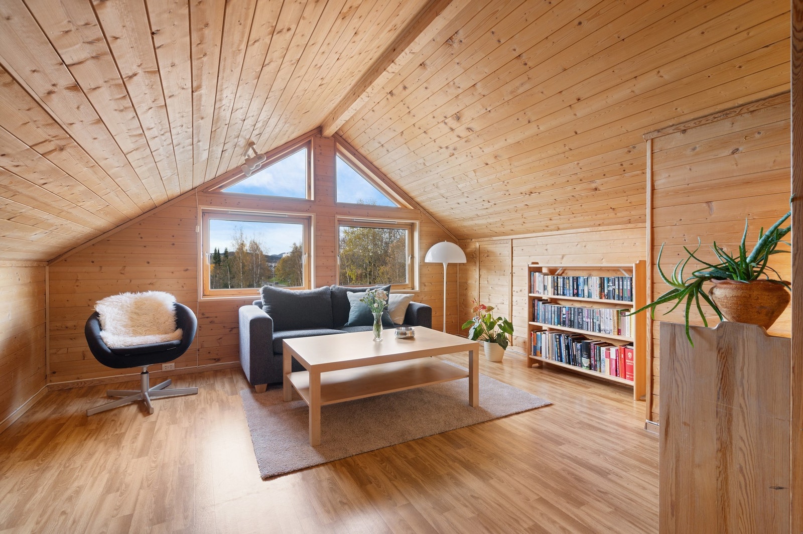 Koselig loftstue som er et perfekt oppholdsrom for store og små. Galleribilde