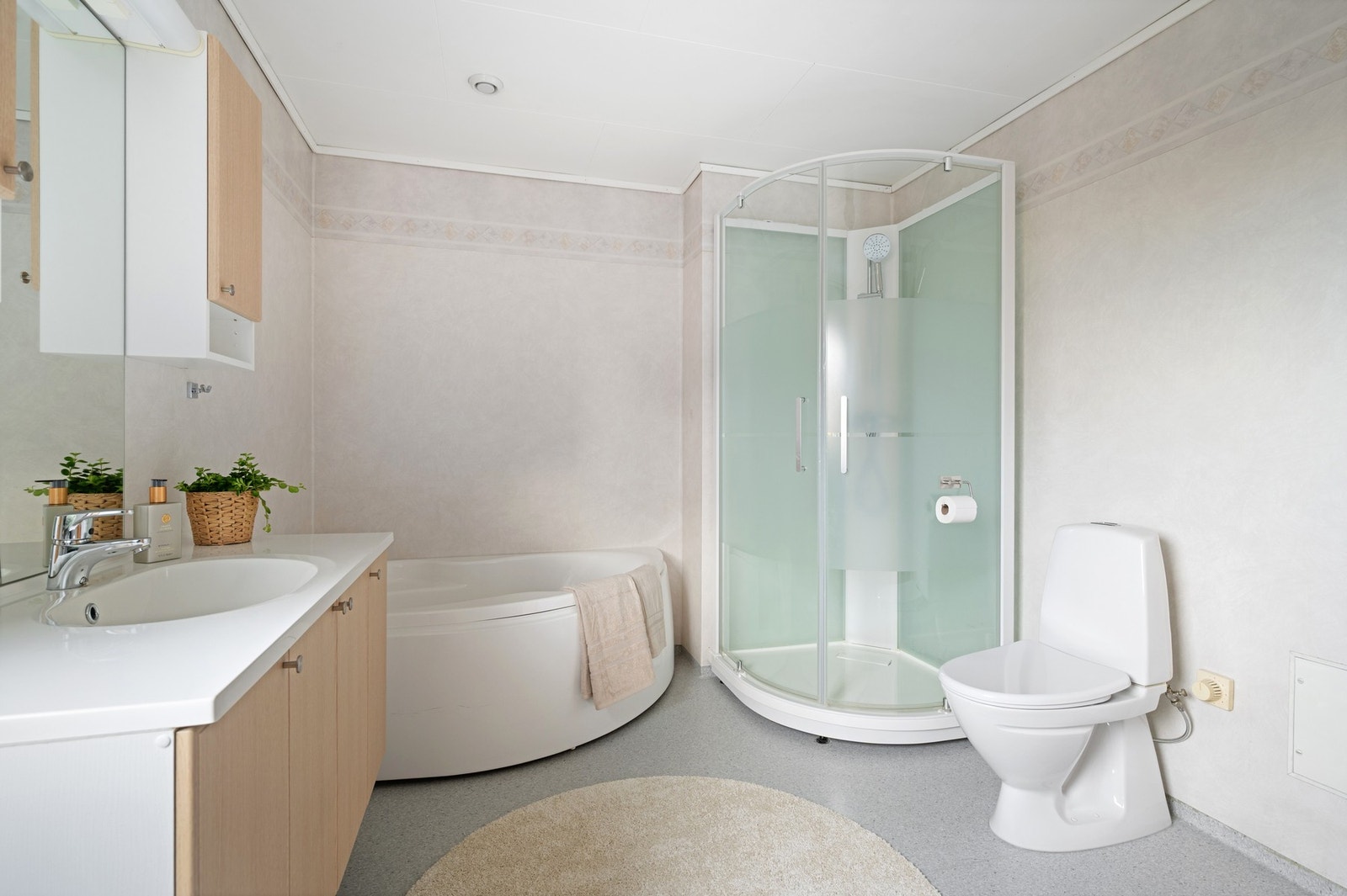 God plass til både dusjhjørne og badekar. Galleribilde