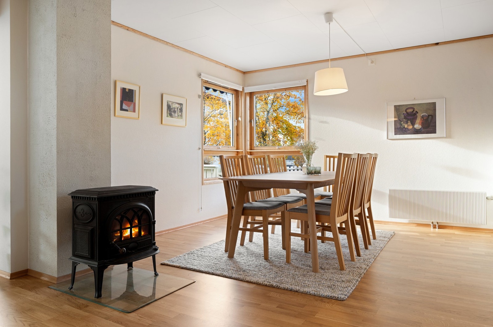 Det er god plass til spisebord mellom stue og kjøkken. Galleribilde