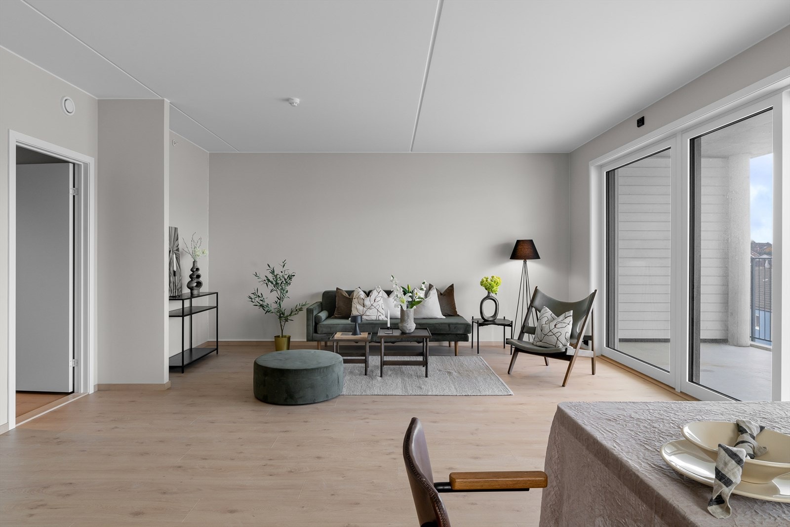 Her har man rikelig med plass til både spisebord og sofagruppe, en perfekt plass til å nyte gode stunder med familie og venner. (Bilde tatt fra H0502) Galleribilde