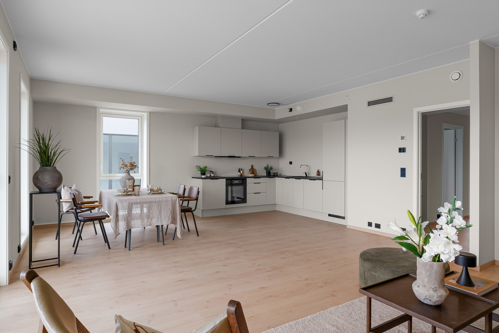 I enden av gangen kommer man til kjøkken og stue i åpen løsning. (Bilde tatt fra H0502) Galleribilde