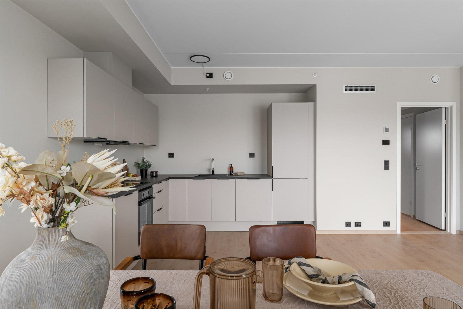 Lekkert og moderne kjøkken fra kvalitetsleverandøren JKE som kan vise til pen kjøkkeninnredning og integrerte hvitevarer. (Bilde tatt fra H0502) Galleribilde