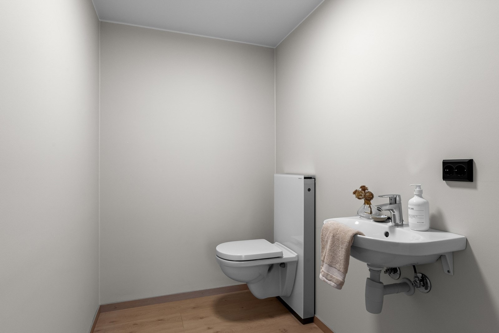 I direkte tilknytting til gang har man et praktisk plassert gjestetoalett, som kan sies å være helt perfekt om man har gjester på besøk. (Bilde tatt fra H0502) Galleribilde